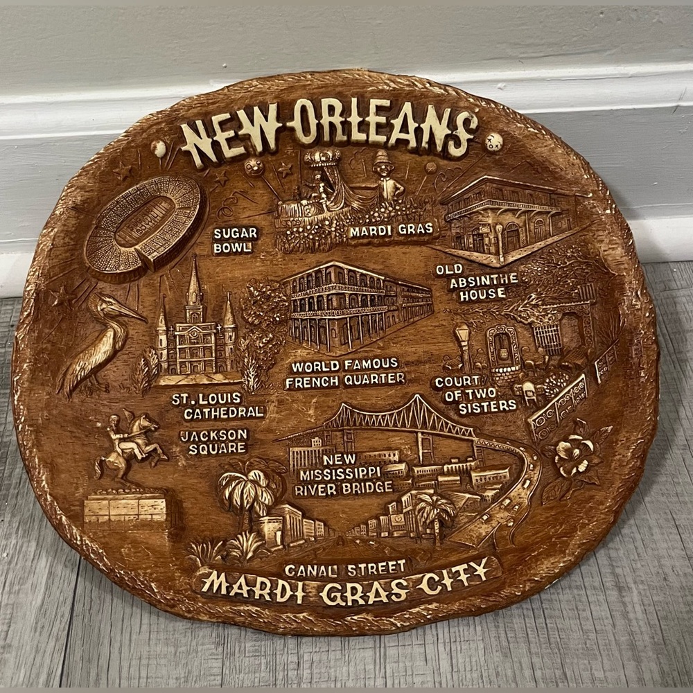 Vintage Faux Wood (Plastic) Landmark Mardi Gras Plate